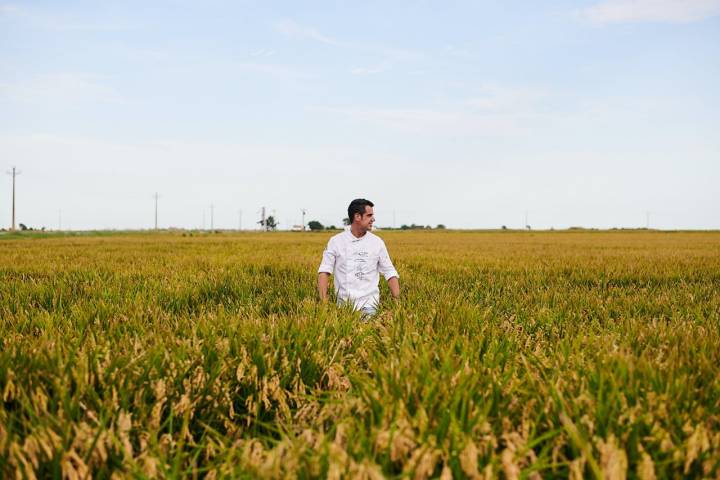 Joan Capilla, chef del restaurante Algadir, en mitad de los arrozales