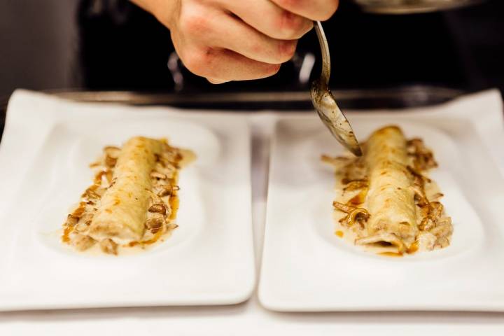 Canelones de pollo asado con rebozuelos a la crema de 'Can Jubany'.