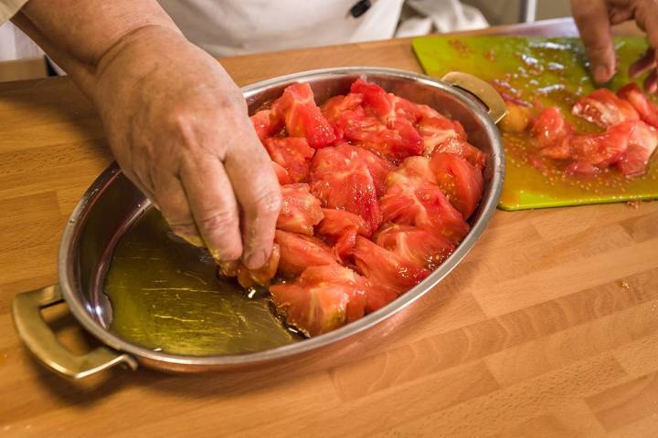 Colocando los tomates para hacer una tarta.