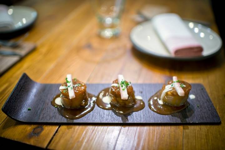 Los rabitos de cerdo, marcados a la plancha, con queso Idiazábal y anguila ahumada en 'La Tasquería'. Foto: Sofía Moro.