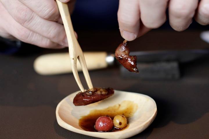 Caza menor y artesanía: zorzal con agraces fermentados en plato y con cubiertos de madera de boj.