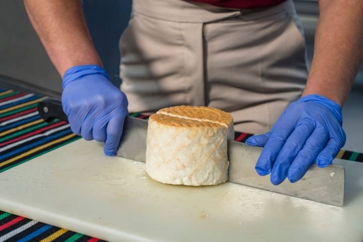 Cortando queso fresco en la quesería El Isorano (Tenerife).