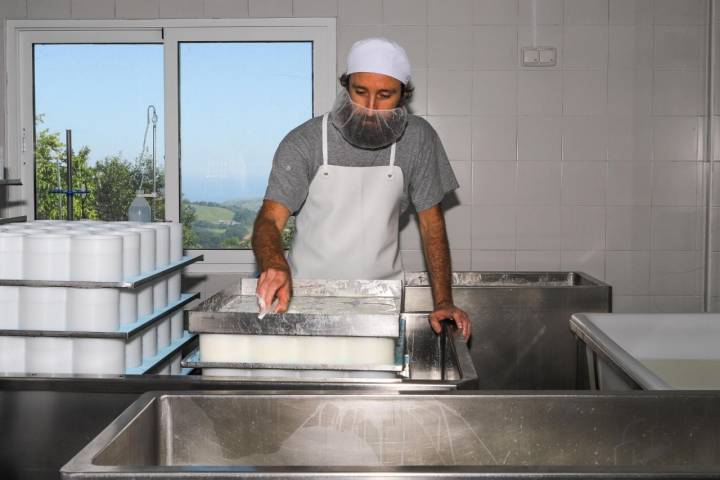 Iker ha pasado de ser trabajador a hacer su propio queso.