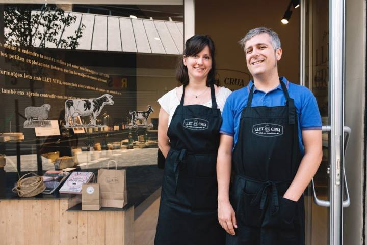 María y Xevi frente a su tienda quesera. Foto: Facebook.