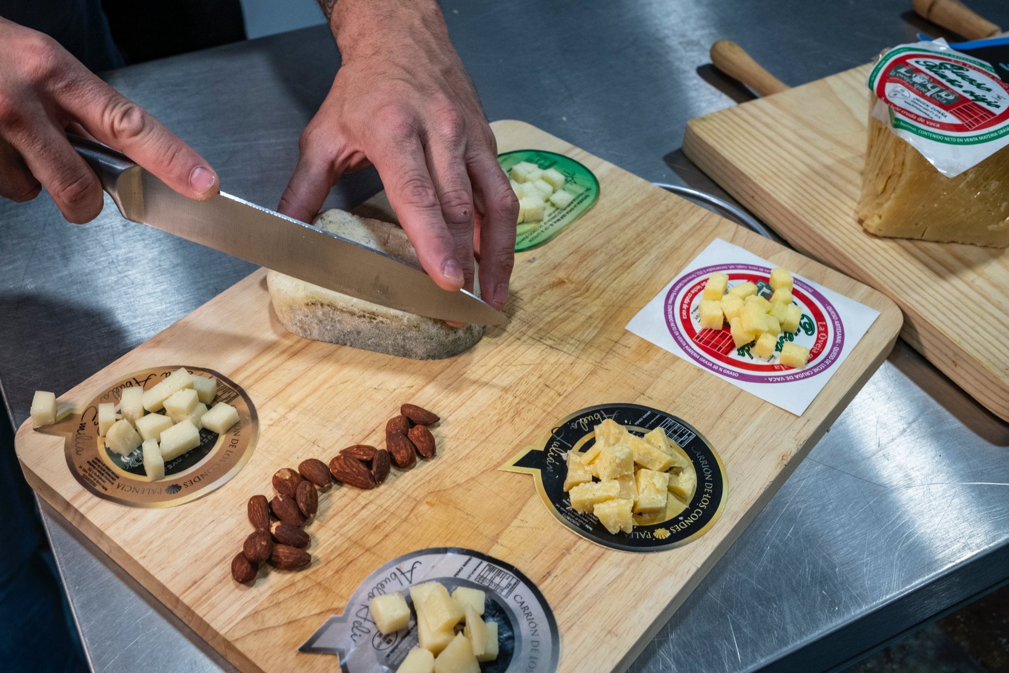Las bandejas para cata de quesos y otros productos de la tienda.