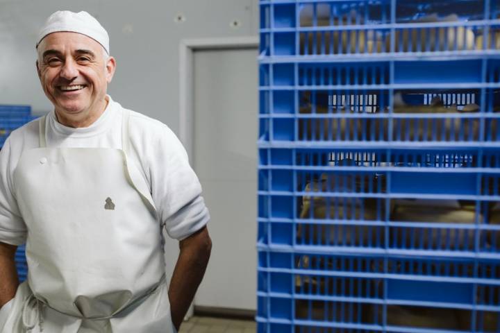 Javier Sampaio, feliz entre sus quesos.