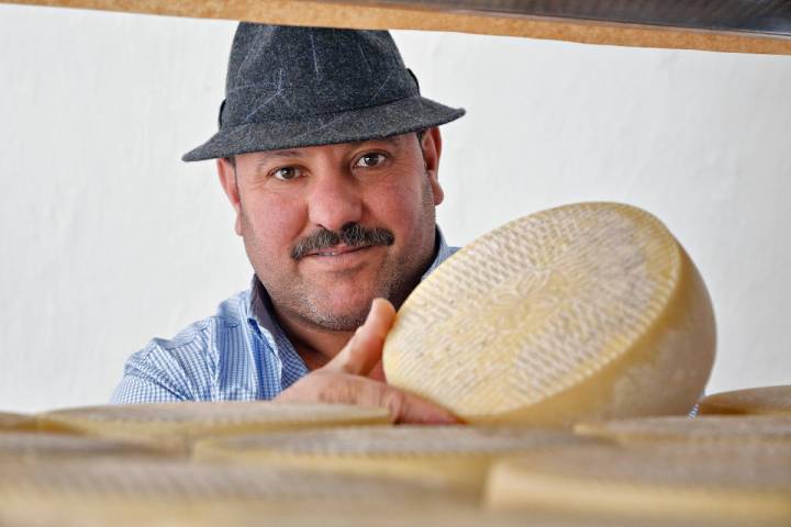 Cristóbal Moreno con uno de sus quesos premiados.