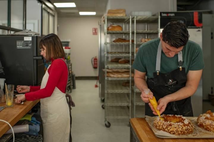 Fernando decorando el roscón.