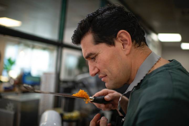 Fernando Bosque oliendo la rayadura de naranja.