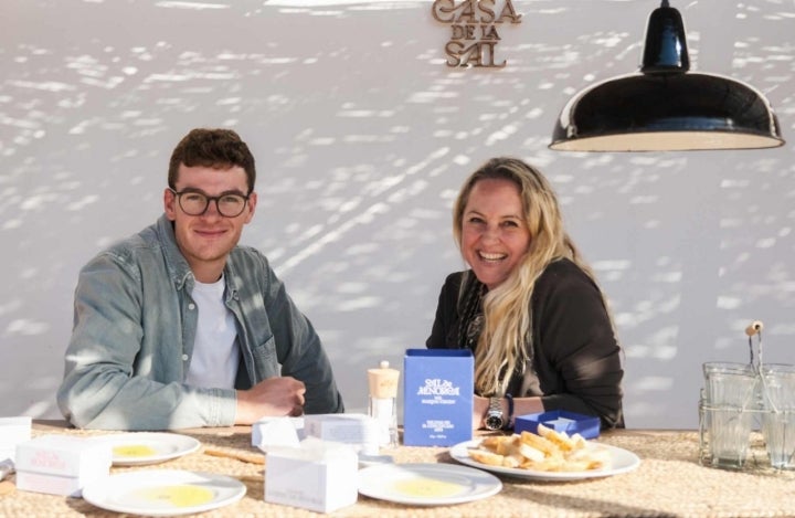 El cocinero Pau Sintes y la directora de las Salinas, Laura Ruiz Mercadal.