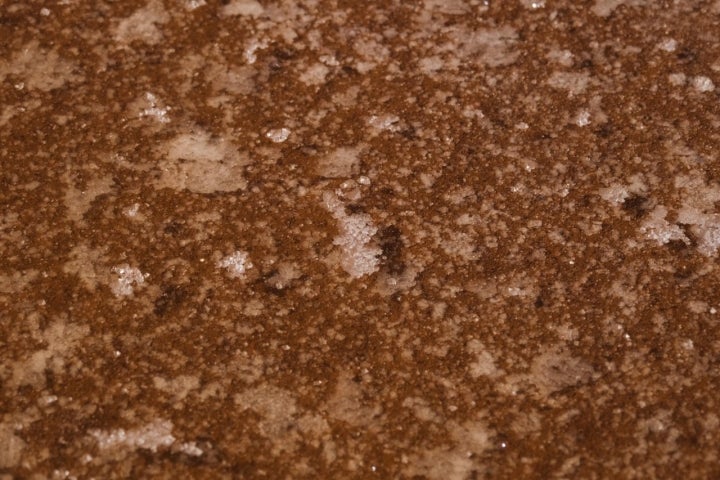 Detalle de la flor de sal cristalizando en una balsa.