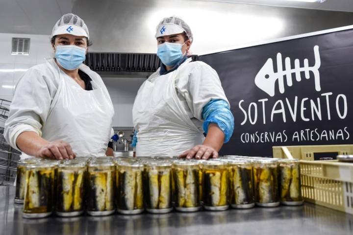 Las experimentadas manos de Rosa Isabel Deán y Antía Fernández se encargan de elaborar todas las conservas de 'Sotavento'.