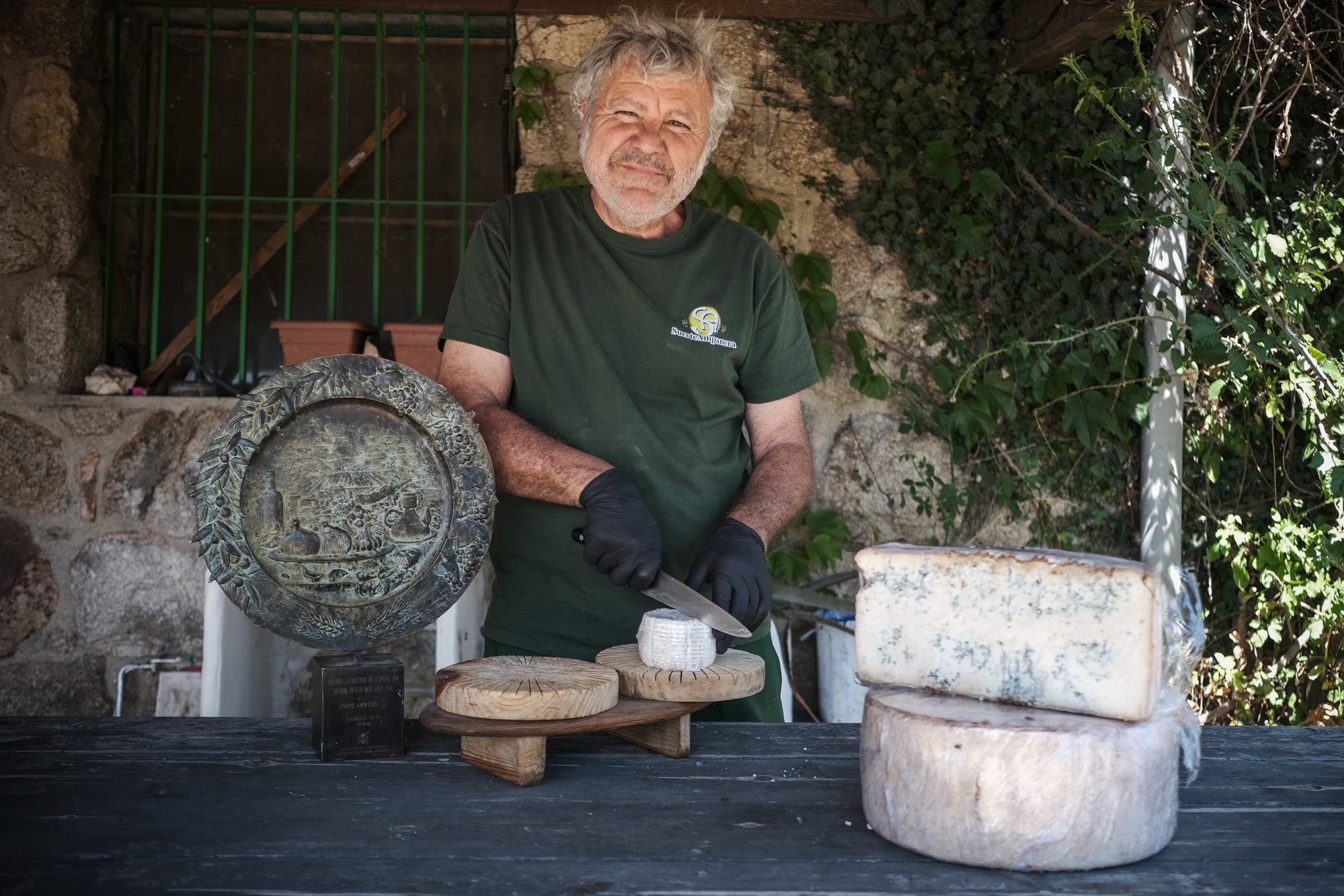 Rafa González, uno de los propietarios, posa con su premio y algunos de sus productos.