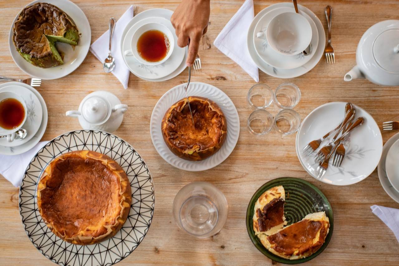 Tartas de queso Montchis: cuatro variedades servidas en una mesa