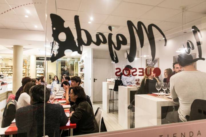 El bar se ha convertido en un punto de encuentro de los amantes del queso.