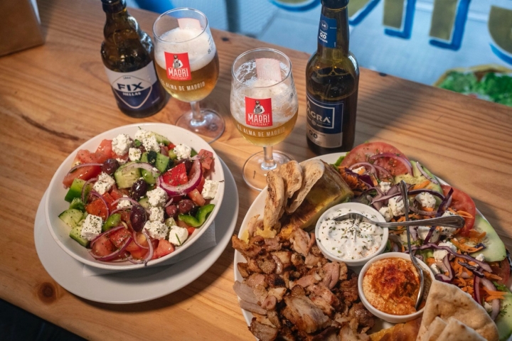Ensalada griega y gyros de Greek and Shop de Madrid.