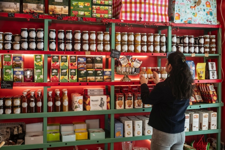 Productos en las estanterías de Living in London de Madrid.