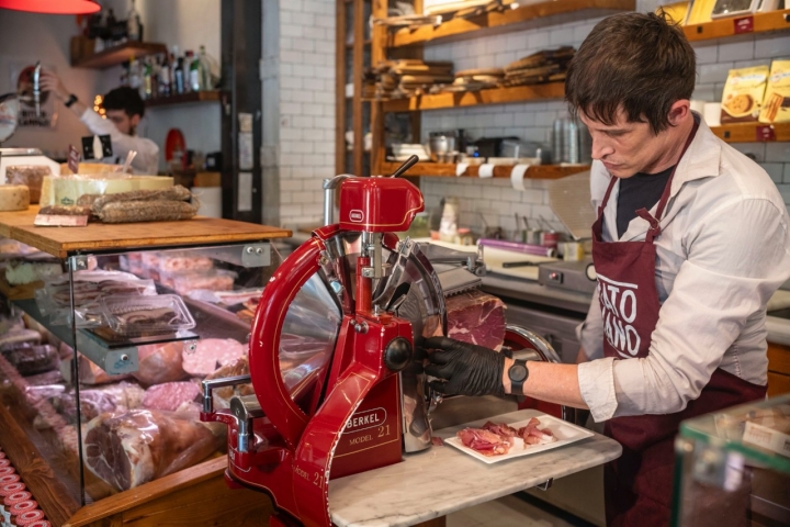 Cortador de embutido en Mercato Italiano de Madrid.
