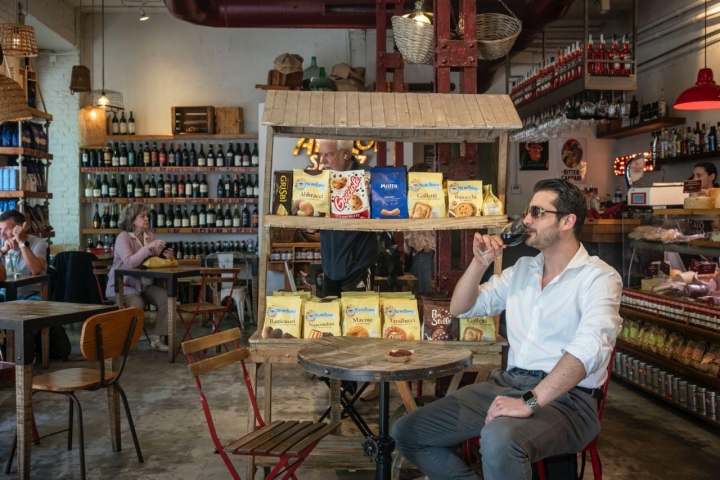 Un cliente del Mercato Italiano de Madrid.