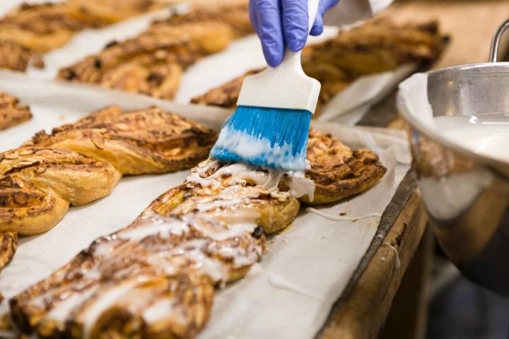 Glaseado de una trenza de Almudévar de la Pastelería Tolosana.