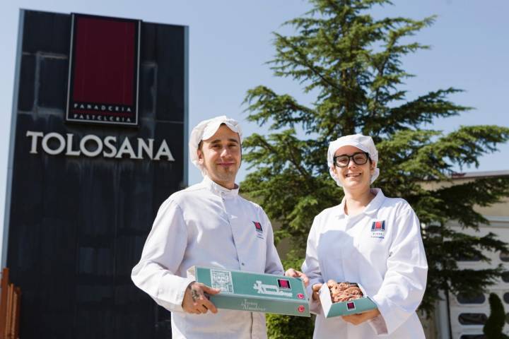 Isidro y Reyes muestran sus trenzas de Almudévar en el exterior de Pastelería Tolosana.