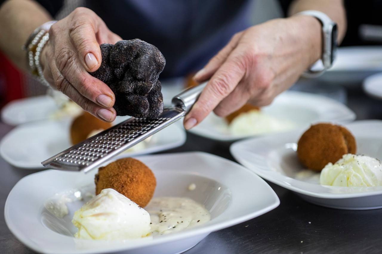 Croqueta, huevo poché y trufa rallada.