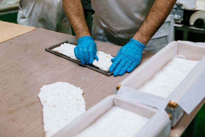 Los últimos retoques antes de dejar reposar el dulce.