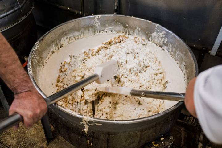 El "blanco jazmín" de la mezcla es por la albúmina en la miel.