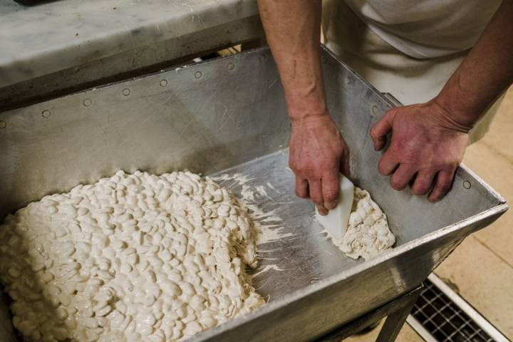 La almendra entera no deja de percibirse en la elaboración del turrón de Alicante..