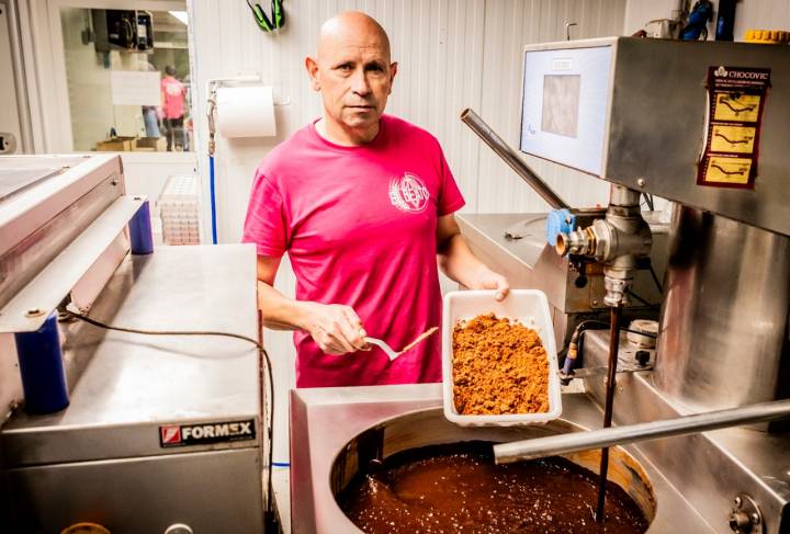 Aportando la viruta de torrezno al chocolate.