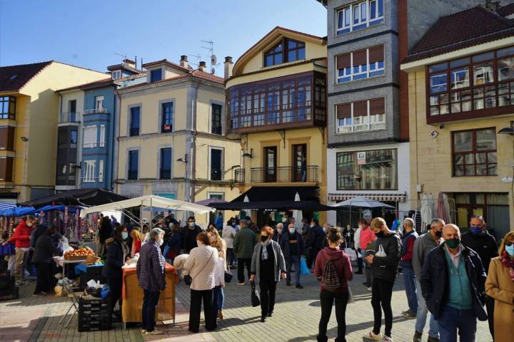 La plaza del General Ponte los días de mercado es bulliciosa.