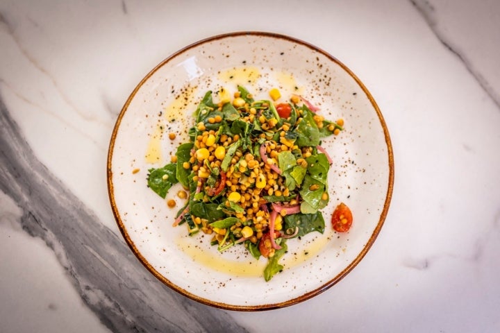 La ensalada de lentejas lleva, por ejemplo, cebolla encurtida