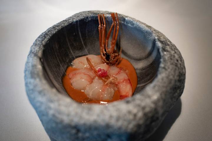 Gamba marinada en vinagre de arroz, jugo de la cabeza, patas crujientes, velouté de algas.