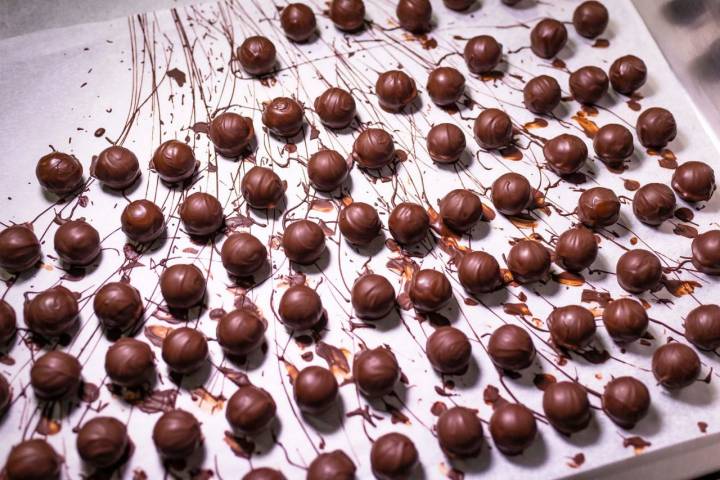 Las trufas y bombones se hacen diariamente en el obrador que tienen situado en la planta baja de la tienda.