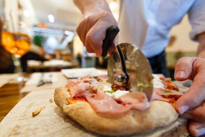 Pinsa romana, un plato a caballo entre una pizza y una focaccia, de 'El Bacaro'.