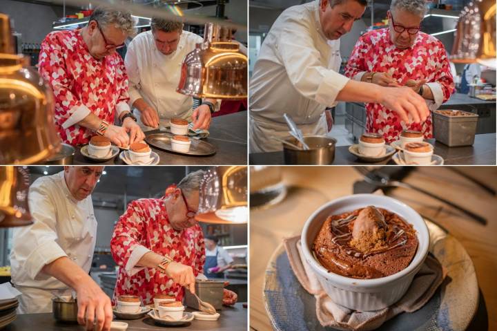 Los dos chefs preparan en cocina el souflé de chocolate.