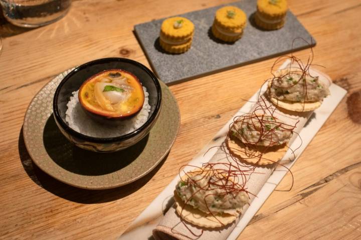 Galletas de Queso de Cabra y comino de Rosa Tovar ALMEJA DE LA RÍA Gallega en fruta de la pasiónRilletes de esturión sobre sopes de mandioca