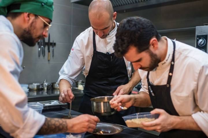 El chef Samuel Hernández trabajando en la cocina del restaurante Cala (Granada).