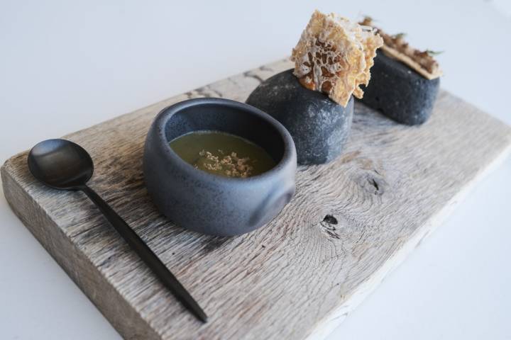 Sancocho canario, bocadillo de pata y paté de caraja.