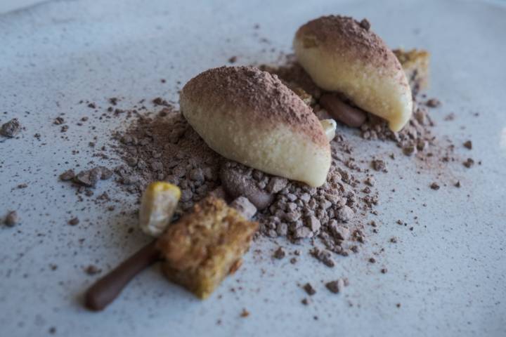 Postres chocomillo: Helado, crema de gallega y bizcocho de maíz con tierra de chocolate. 