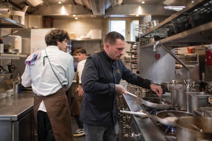 Aurelio en la cocina de 'Ayba'. 