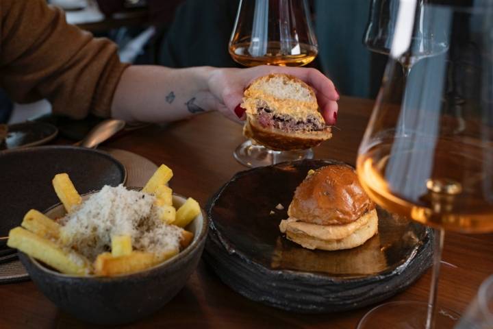 Media hamburguesa de Wagyu con patatas con queso trufado.