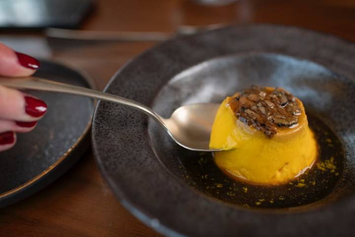 Flan de maíz con panela y trufa negraflan de maíz con panela y trufa negra.