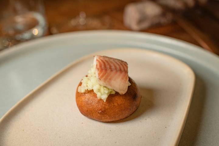 Buñuelos de foie con manzana verde y anguila. 