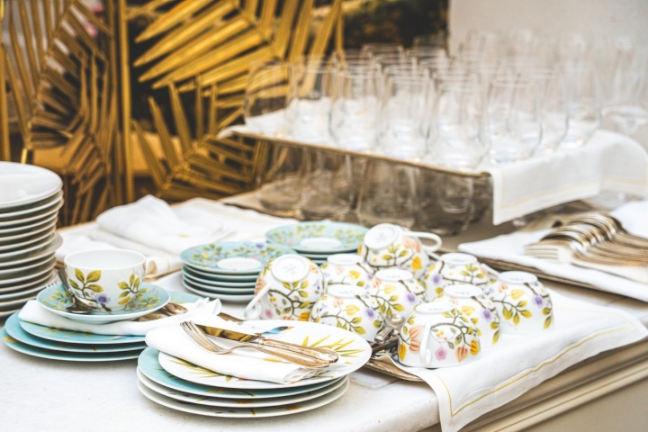Tazas y platos de fina porcelana forman parte de la ceremonia.
