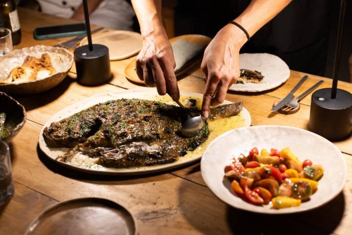 Rodaballo a la parrilla con ajada de vinagre de Jerez.