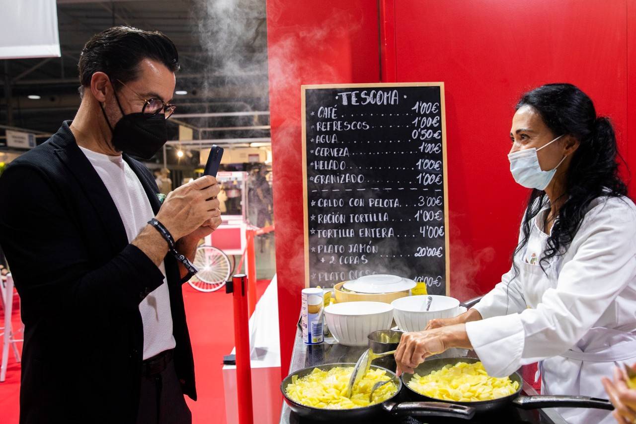 Homenaje alicantino entre tortillas, escamoles y paparajotes