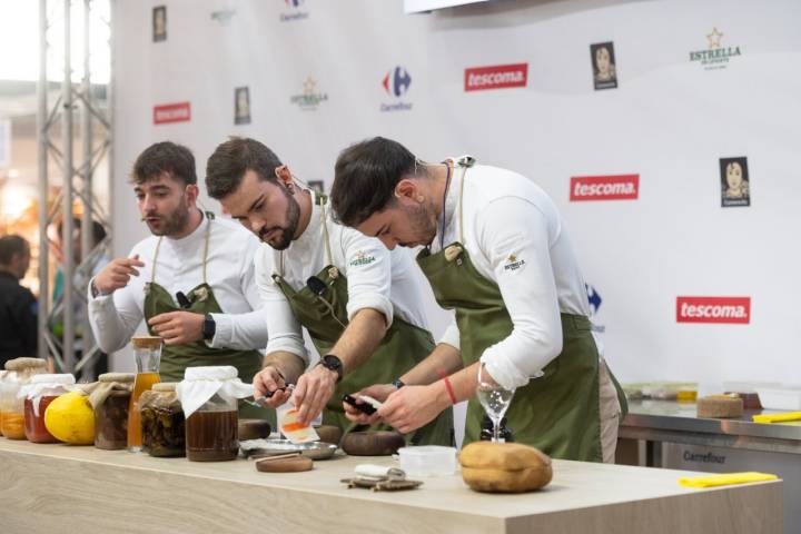 Juan Sahuquillo, junto a dos compañeros de 'Oba'