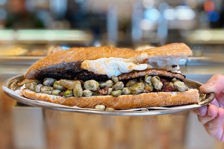 Bocadillo de morcilla, huevo frito y habas de Bar Mistela Chamartín, que trae la costumbre valenciana de ‘esmorzar’ a Madrid.