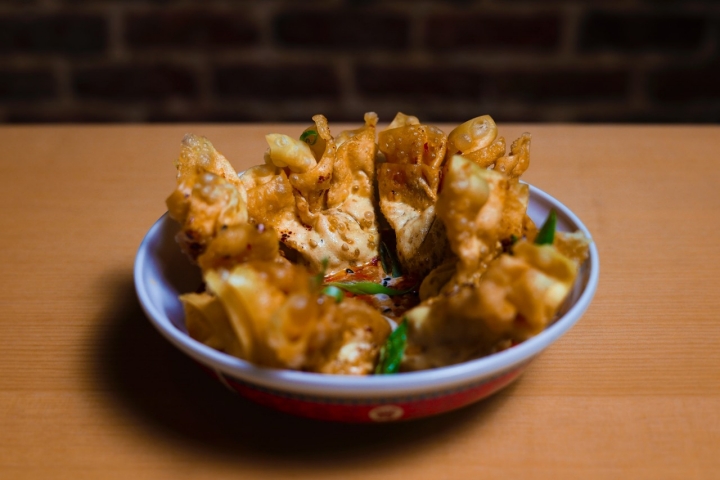 Dumplings fritos de pollo asado y gambones. de Nero Street Food.